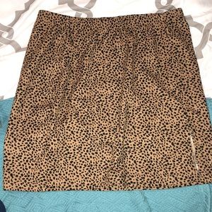 Leopard print skirt with slit on the side